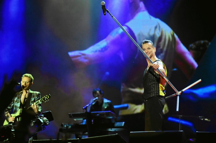 10. Największą zagadką budowy pozostają <b>pieniądze</b>. Całkowity koszt budowy Stadionu Narodowego wyniósł 1,915 mld zł. W przygotowanym przez TVP rankingu najdroższych stadionów, nasz zajął miejsce trzecie. Przed nim znalazły się dwa brytyjskie:  Emirates Stadium (440 mln euro) i Wembley (912 mln euro). Cały koszt pokryto z pieniędzy podatników. <br><br>Warto pamiętać, że utrzymanie stadionu także kosztuje. Miesięcznie to ok. 1,5 mln złotych. Żeby nie dopłacać, Ministerstwo Sportu musi organizować od 120-150 dużych imprez rocznie. Oczywiście rentownych.<br><br> Na zdjęciu Depeche Mode na Stadionie Narodowym.