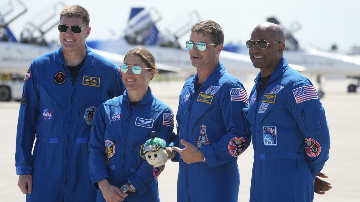 Posada "Artemisa II" (L-D): Džeremi Hensen, Kristina Kok, Rid Vajzmen i Viktor Glover u Svemirskom centru "Kenedi" 27. marta