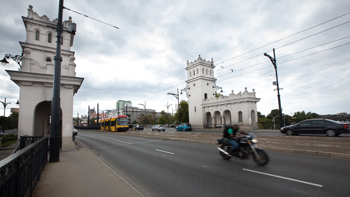 Warszawa: Mężczyzna wpadł do Wisły z Mostu Poniatowskiego. Uratowała go policja