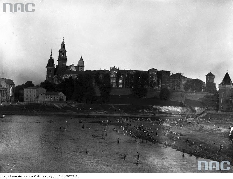 Panorama plaży i Wawelu. Z prawej Willa Rożnowskich, Kraków 1929 r.