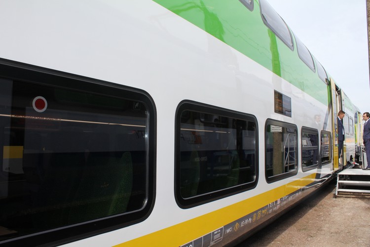 Piętrowa Pesa to dwupoziomowe, bezprzedziałowe wagony drugiej klasy, elektroniczny system liczenia pasażerów, a także bezprzewodowy internet, którego wciąż nie ma w Pendolino. Nazwa Sundeck nawiązuje do „słonecznego” drugiego pokładu. Moim zdaniem, bardziej pasowałaby do składów Stadlera z przezroczystym, panoramicznym dachem, które kursują w Alpach. Dzięki nowemu taborowi Koleje Mazowieckie chcą wydłużyć dotychczas posiadane składy piętrowe oraz uruchomić nowe przyspieszonych pociągi np. na trasach z Warszawy do Dęblina, Płocka i Radomia.