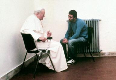 Jan Paweł II rozmawia z Ali Agcą w jego celi