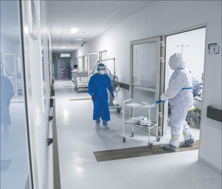 COVID–19 powraca, choć łagodniejszy