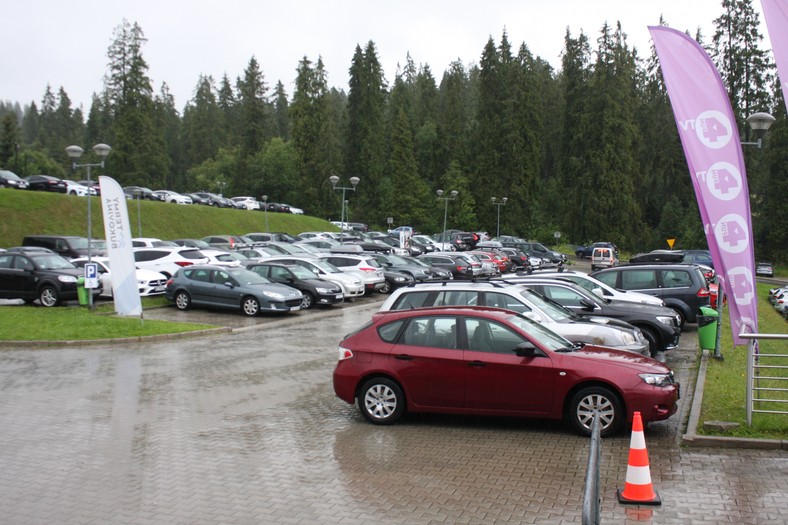 Wypełniony po brzegi samochodami parking przed basenami w Bukowinie Tatrzańskiej