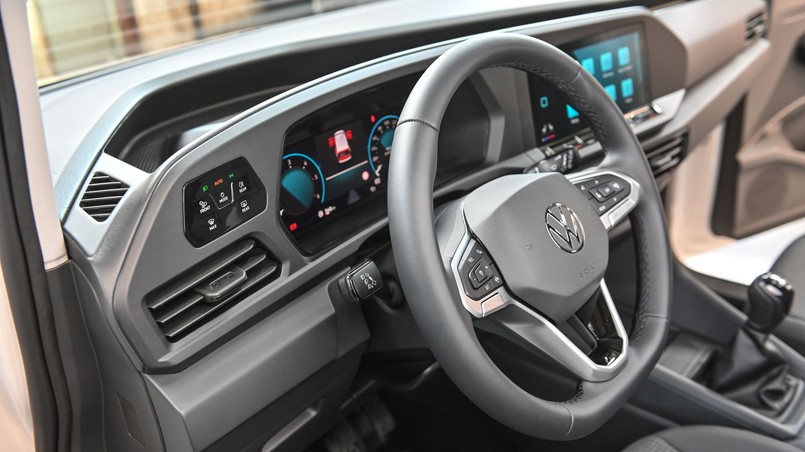 Nowy Volkswagen Caddy logiką i stylem kokpitu nawiązuje do Golfa VIII. Wnęka za panelem wskaźników pomieści np. dokumenty, przewidziano w niej również gniazdko 12V