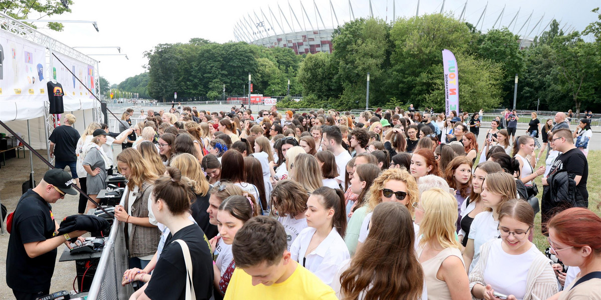 Fanki Harry'ego Stylesa koczują przed stadionem PGE Narodowym.