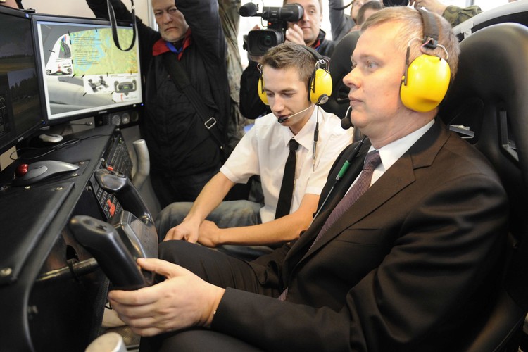 <b>Miejsce 3. Tomasz Siemoniak, minister obrony narodowej </b><br />W ostatnim roku zarobił: <b>230 240,54 zł</b><br />Oprócz pracy w resorcie, zarabia też na wynajmie mieszkań.