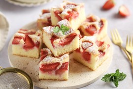 Brzo se napravi, još brže pojede: Recept za JOGURT KOLAČ SA JAGODAMA - sočan, mekan i bezobrazno ukusan