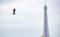 Tak będzie wyglądał żołnierz XXII wieku? Wynalazca flyboardu podczas obchodów Dnia Bastylii [WIDEO]