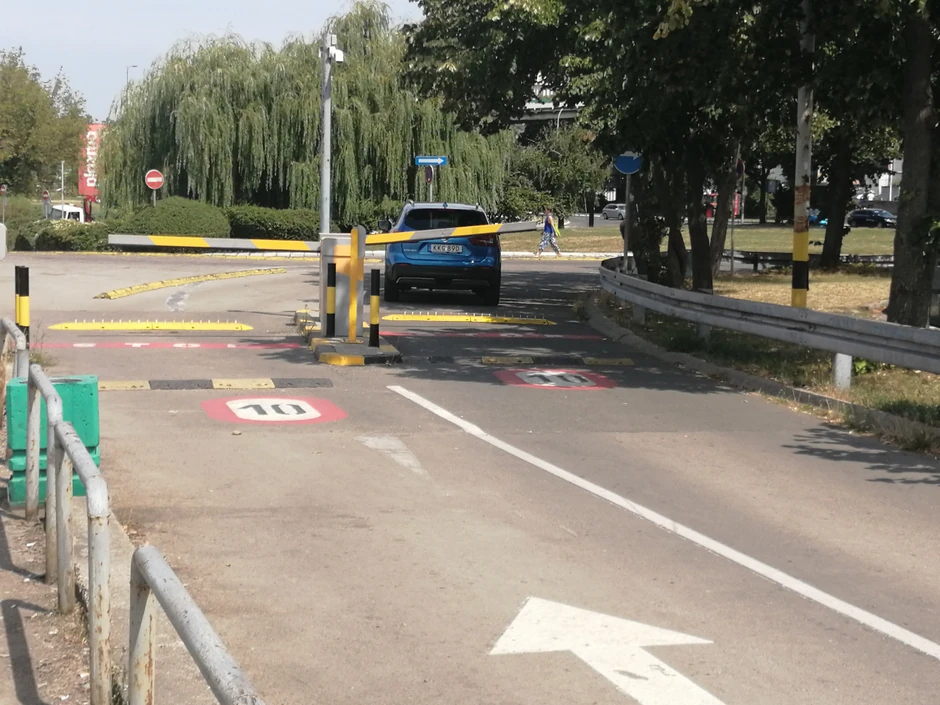 Izlaz sa parkinga "Parking servisa"