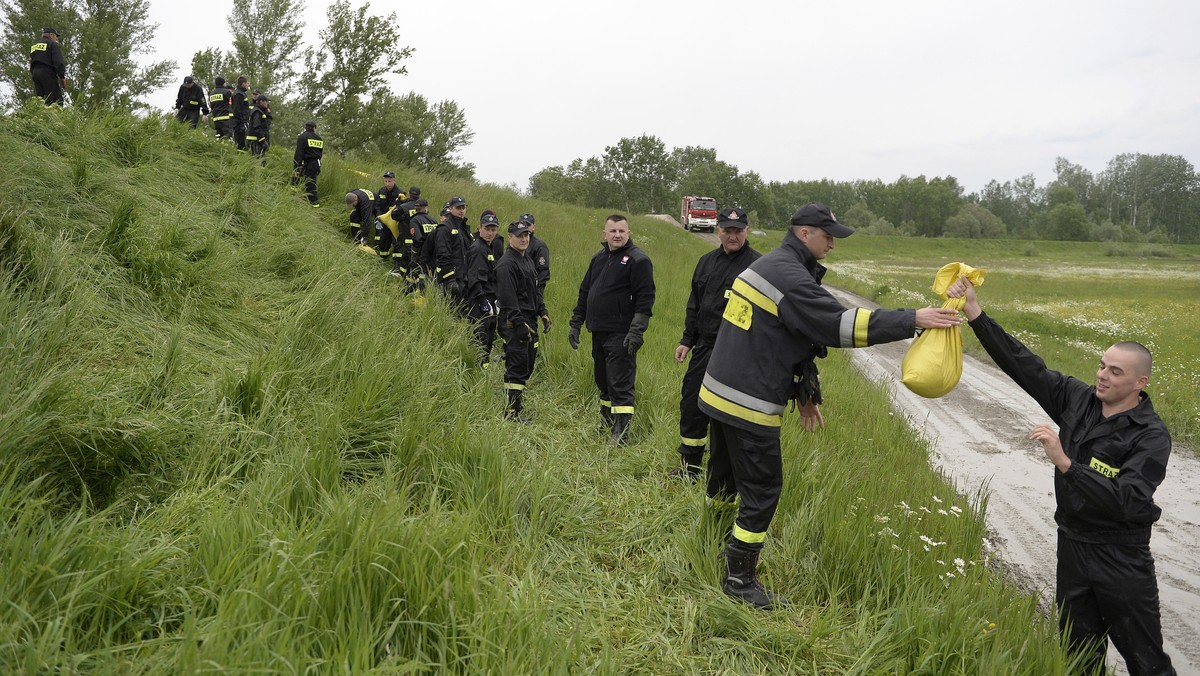 Po nocnych opadach deszczu rzeki w Małopolsce przekraczały stany alarmowe w 29 miejscach. Strażacy interweniowali w ciągu ostatniej doby ponad 1,6 tys. razy. W całym regionie ewakuowano 51 osób – podał rzecznik wojewody Jan Brodowski. Na rzece Rabie w miejscowości Stróża koło Myślenic zamknięto most, konstrukcja grozi zawaleniem.