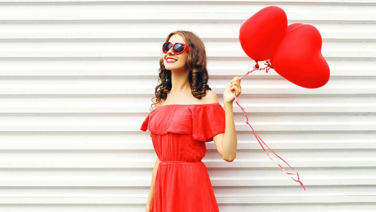 Czerwone sukienki idealne nie tylko na walentynkową randkę - Moda