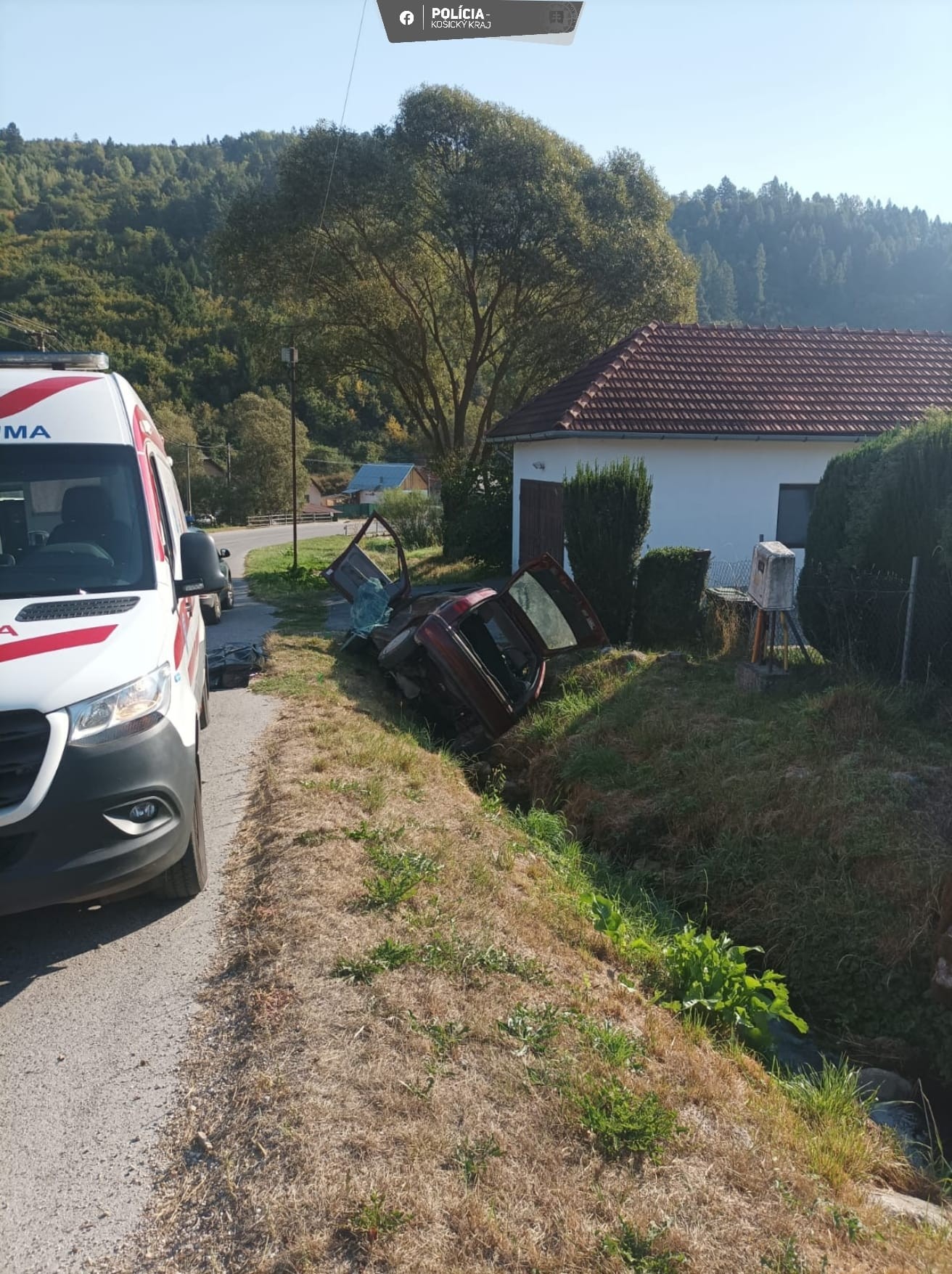 Nehoda pri Rejdovej si vyžiadala jednu obeť, spolujazdec sa ťažko zranil.