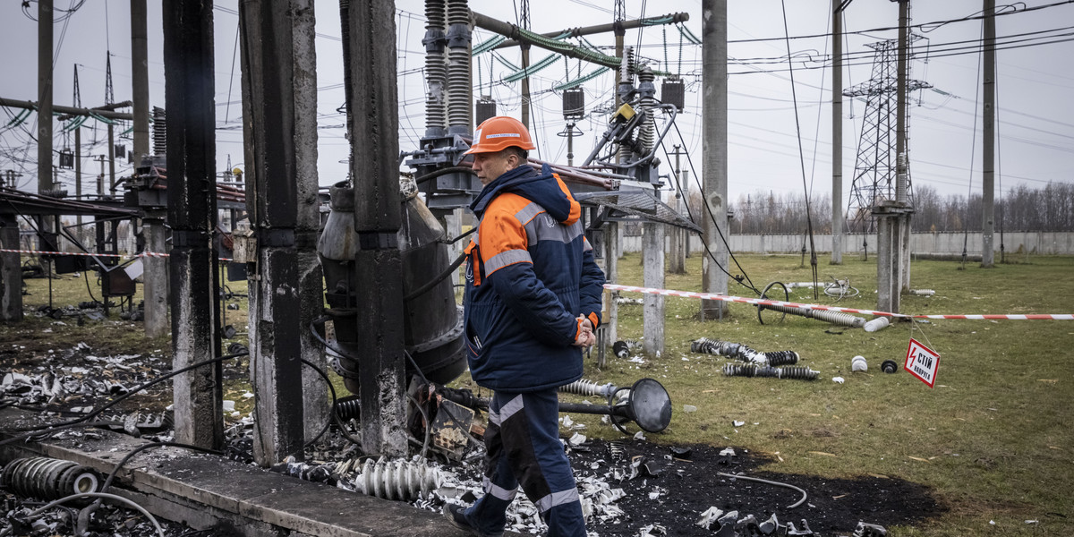 Stacja energetyczna w centralnej Ukrainie zniszczona przez rosyjski pocisk.