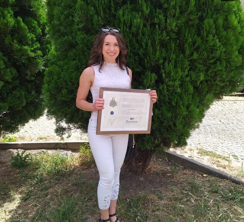 Sara nije gubila nadu ni kada su joj Britanci uskratili vizu, dopustili su joj da snimi repertoar i pošalje komisiji