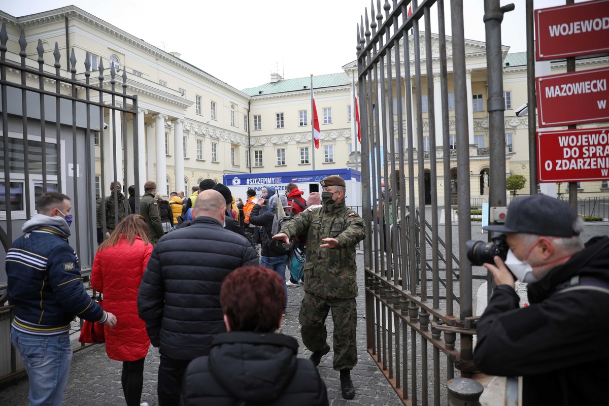 Kolejka przed punktem szczepień masowych przeciwko Covid-19 na placu Bankowym w Warszawie