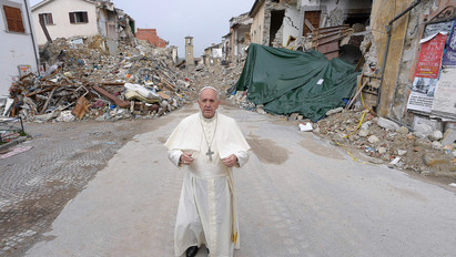 Megrázó! Ferenc pápa az olaszországi földrengés helyszínén járt - Fotók