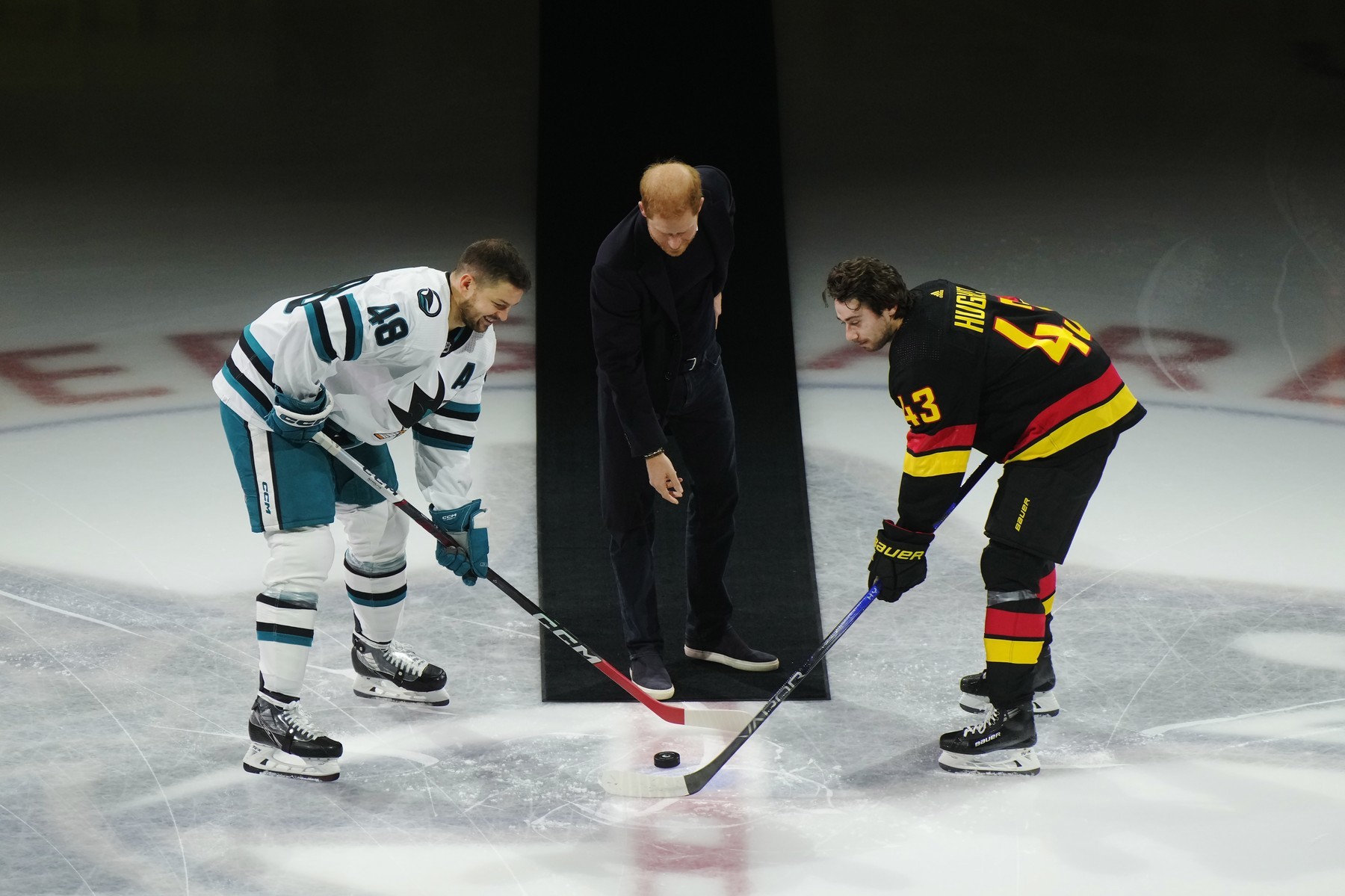 Princ Harry na hokejovom zápase.