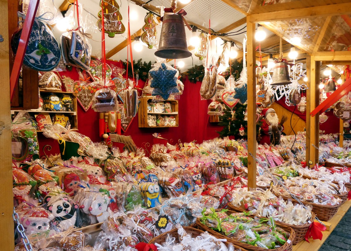 Świąteczne wydatki Polaków. Więcej na prezenty i jedzenie, mniej na paliwo i usługi