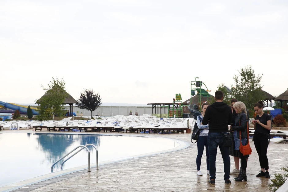 Ljudi iz akva-parka sa novinarima