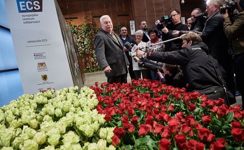 Róże wsparcia dla Lecha Wałęsy