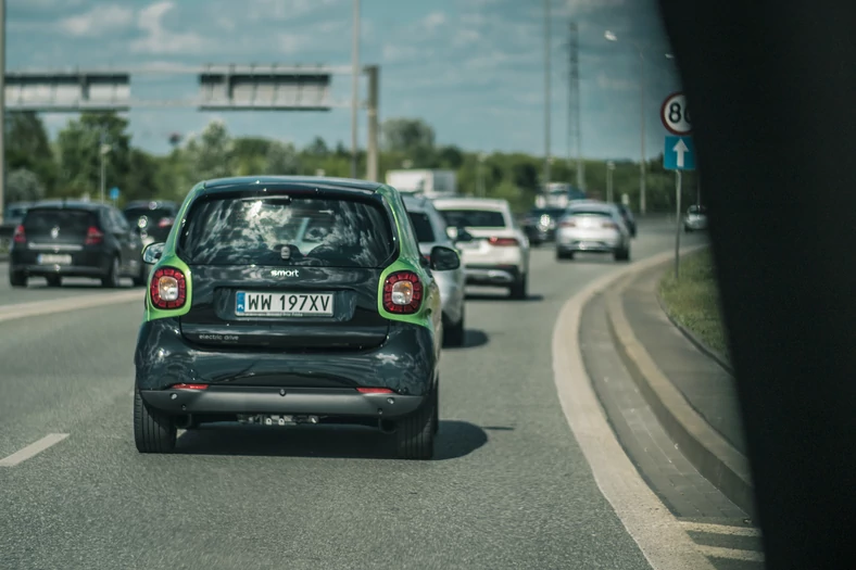 Elektryczny Smart daje sporo frajdy w trakcie jazdy. Ale i obawę o zasięg