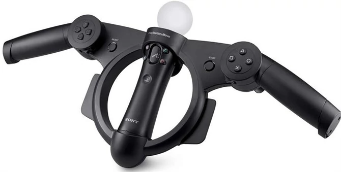 PlayStation Move to jedyny gadżet z PlayStation 3, który działa także na PS4. Za pomocą dodatkowych akcesoriów można go zamienić np. w kierownicę