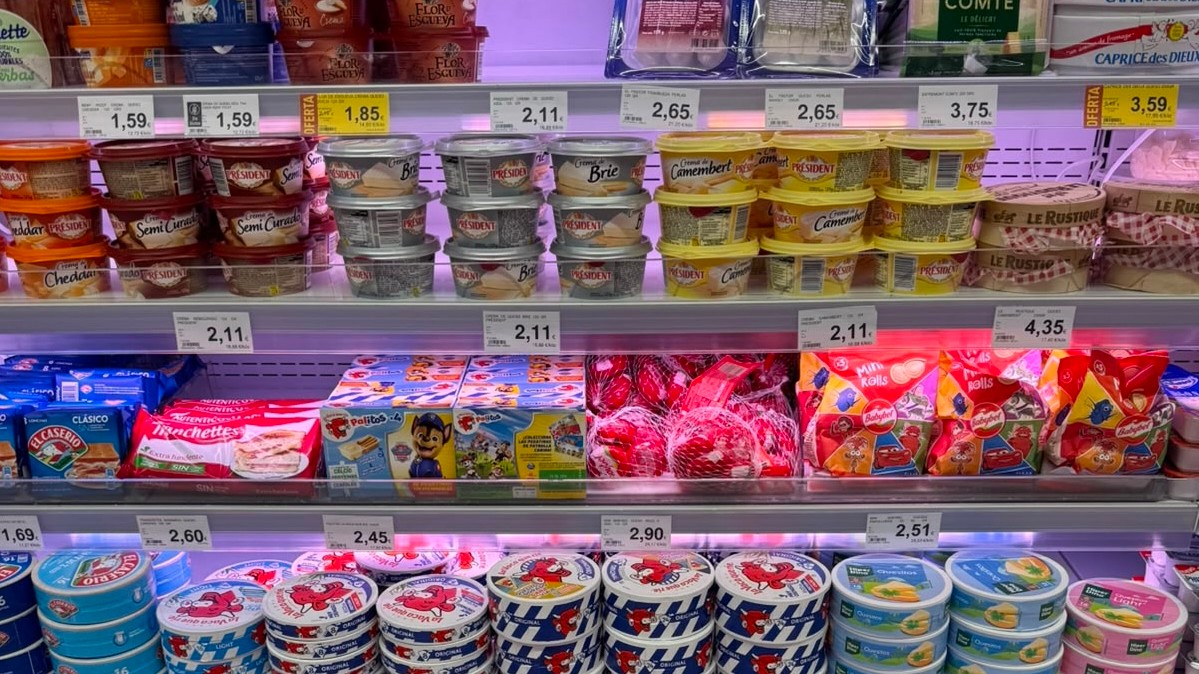 Ivka ukázala ceny potravín v obchode v meste Maspalomas (Kanárske ostrovy).