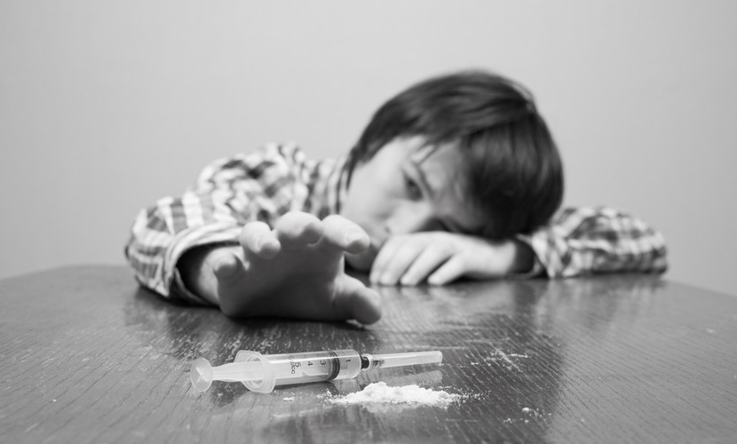 Zgodnie z ustawą o narkomanii wytwarzanie lub w prowadzanie do obrotu na terytorium Rzeczypospolitej Polskiej środków zastępczych, wiąże się z karą pieniężną w wysokości od 20 000 zł do 1 000 000 zł.