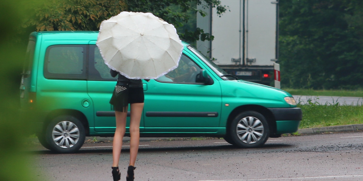 Prostytutka na parkingu, zdjęcie ilustracyjne.