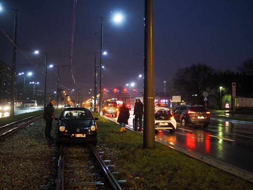  Volkswagen utknął na torach w Łodzi.