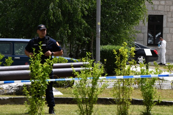 Policija na aerodromu Golubovci pregledala pasoš muškarca i ODMAH ga uhapsila: Utvrđeno da se radi o BEGUNCU koji mesecima izmiče pravdi
