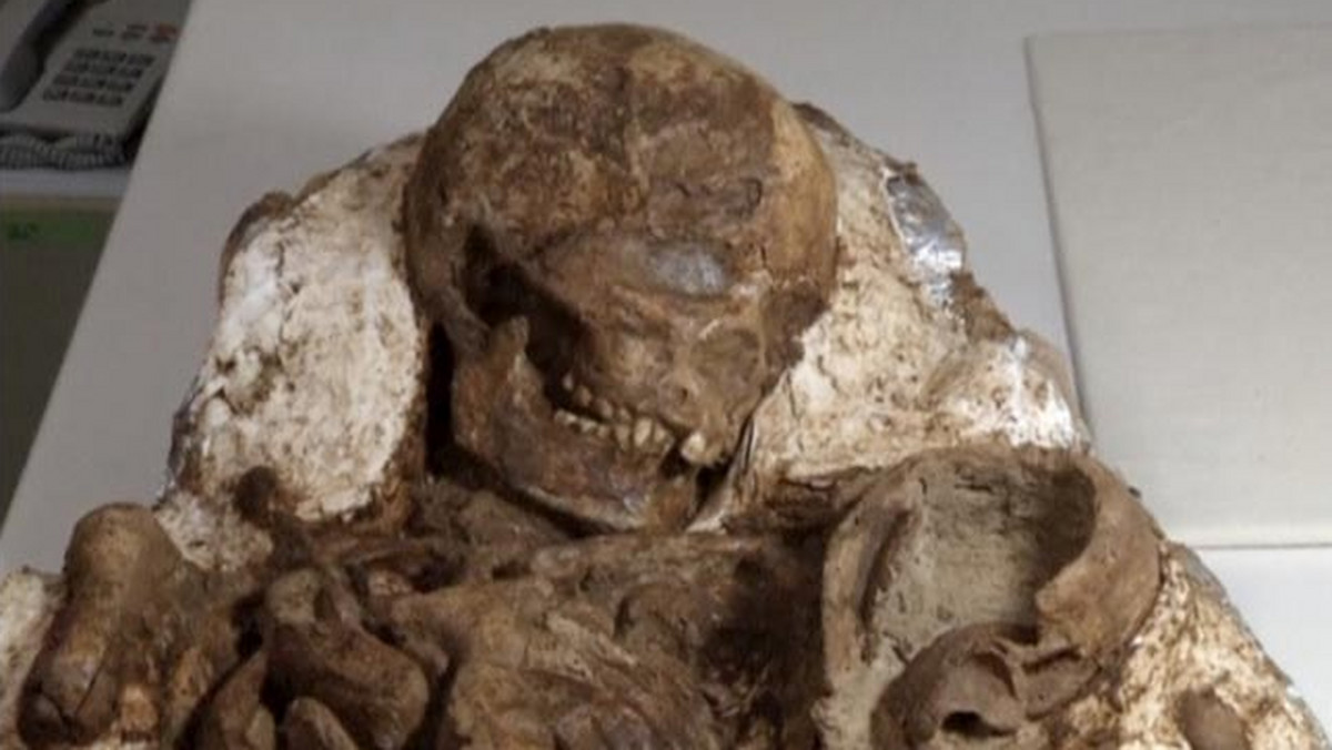 Podczas prac archeologicznych na Tajwanie, w regionie Taichung znaleziono liczące sobie prawie 5 tysięcy lat skamieniałe szczątki matki trzymającej w swoich ramionach dziecko. W sumie naukowcy natrafili w tym rejonie na groby 48 osób, w tym pięciorga dzieci.