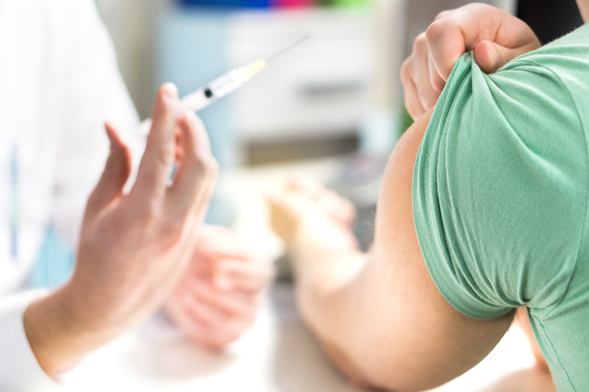 Z ustaleń Koreańskiej Agencji Kontroli Chorób (KDCA) wynika, że po podaniu jednej dawki szczepionka firmy AstraZeneca jest w tej grupie wiekowej skuteczna w 86 proc., a preparat Pfizera – w 89,7 proc.