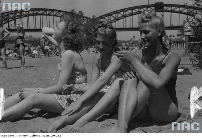 Plaża nad Wisłą przy moście średnicowym, rok 1941.