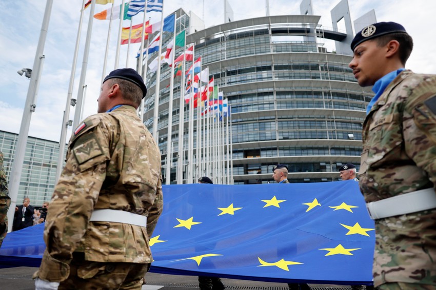 Vojnici drže zastavu EU ispred Evropskog parlamenta u Strazburu, Francuska