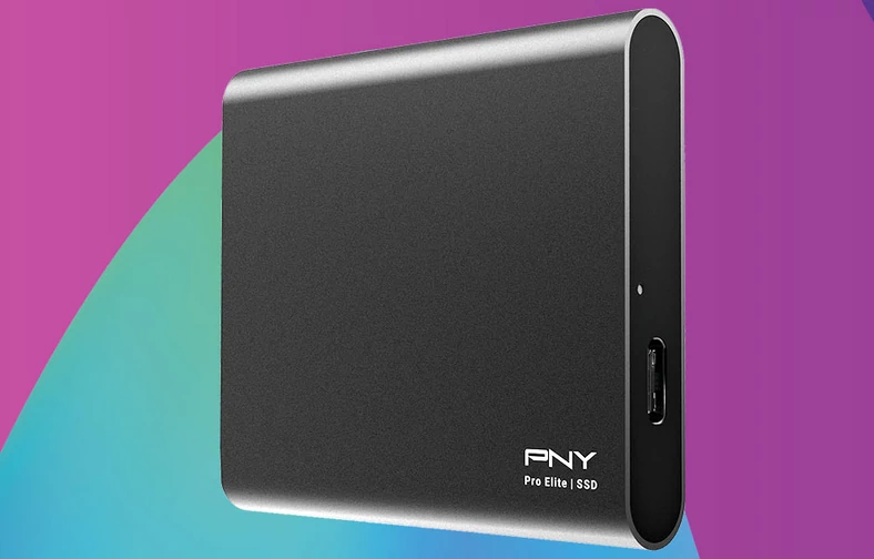 PNY Portable SSD Pro Elite jest prawie dwukrotnie większy od siostrzanego modelu. LED dostępu świeci się podczas transmisji danych. Ma łącze USB (USB 3.1 gen. 2 typ C)