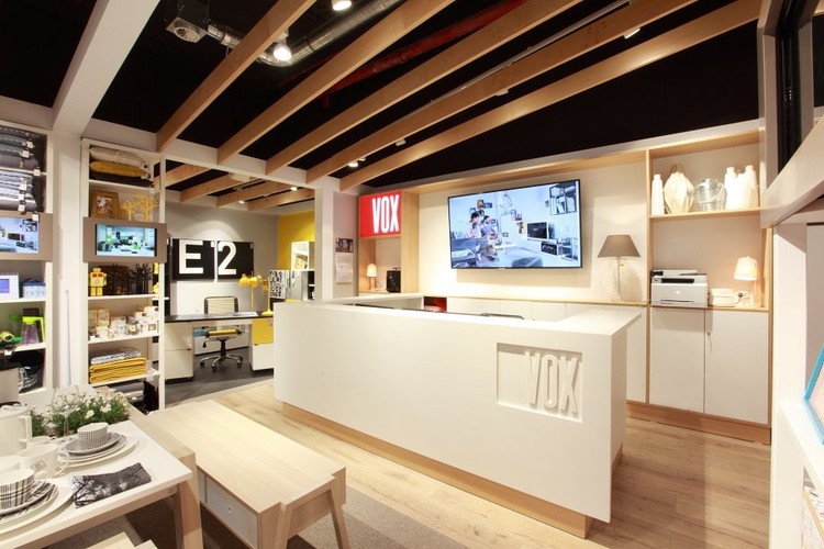 Voelkel swój pierwszy biznes założył w 1979 r. Chciał produkować karnisze z odpadów drewnianych. Zaprocentowało doświadczenie, jakie nabył, współpracując wcześniej z majstrami na zapleczu Polskiego Teatru Tańca, gdzie przez sześć lat pełnił funkcję szefa technicznego.