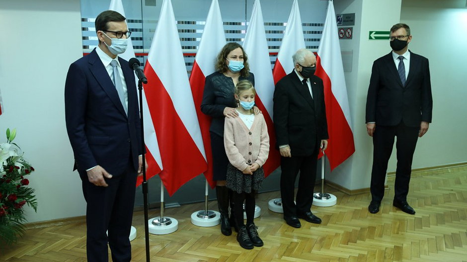 Premier Mateusz Morawiecki i prezes PiS Jarosław Kaczyński w Olsztynie odsłonili tablicę wybitnej olsztynianki [ZDJĘCIA]