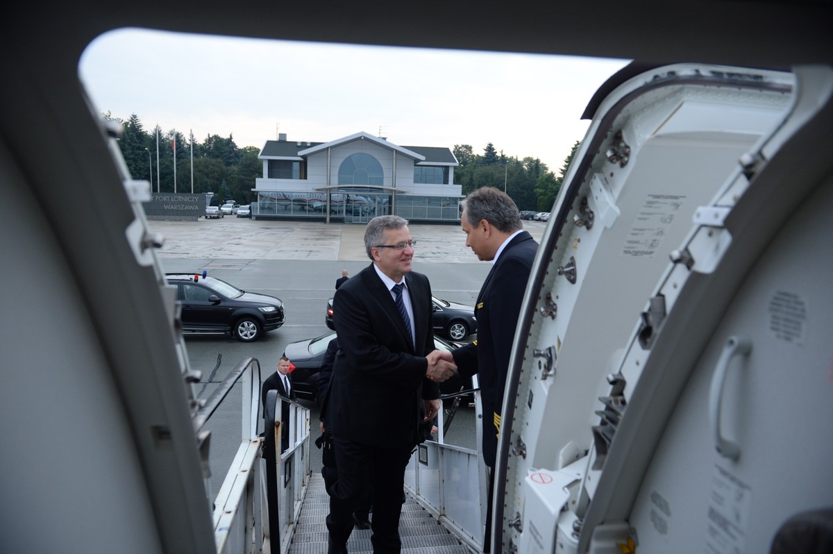 Prezydent Bronisław Komorowski w drodze do Francji