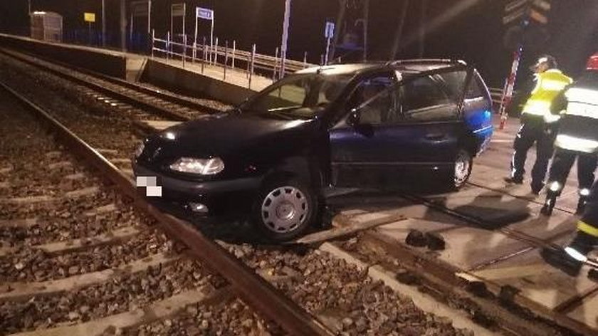 Samochód ugrzązł na przejeździe kolejowym w Ludyniu