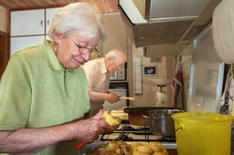 seniorzy mogą liczyć na wsparcie w opłacaniu rachunków za prąd i gaz. miesięczna dopłata wynosi ponad 300 zł