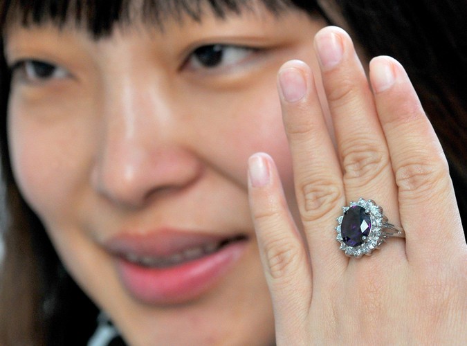 Replika pierścionka zaręczynowego, jaki książę William wręczył Kate Middleton. Do tej pory w ponad 30 zakładach jubilerskich w chińskim mieście Yiwu powstało ponad... 5 mln kopii tego świecidełka