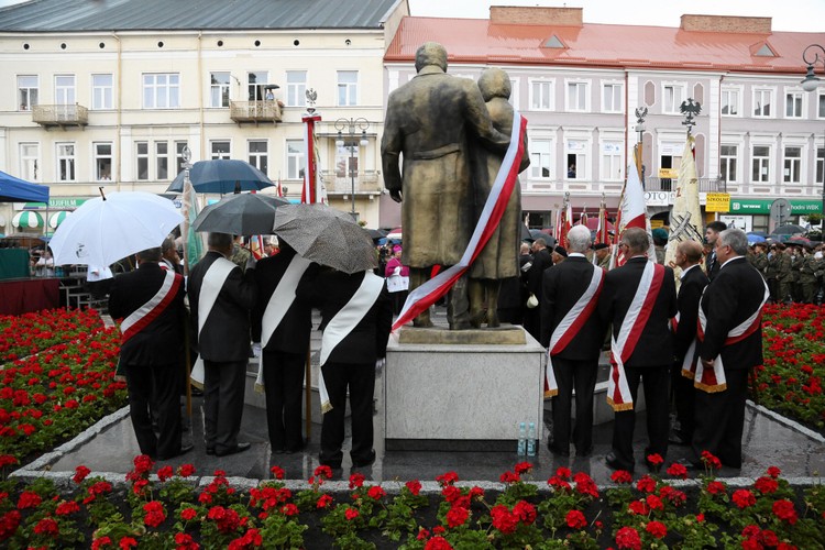 Uroczystość odsłonięcia pomnika Lecha i Marii Kaczyńskich.