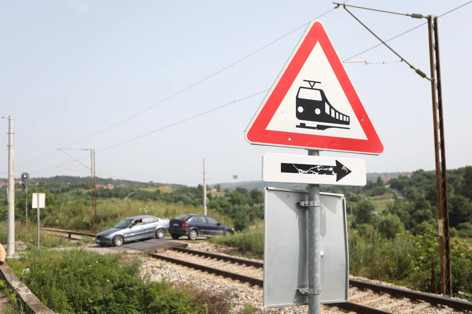 Meštani pričaju da je prelaz gde su nastradali tinejdžeri nebezbedan