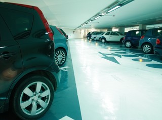 Samochody elektryczne w garażach podziemnych. Jakie są zasady ich parkowania?