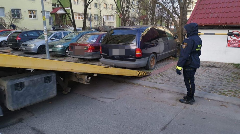 Straż Miejska nie ma litości dla wraków. Tu w akcji na Nowym Dworze