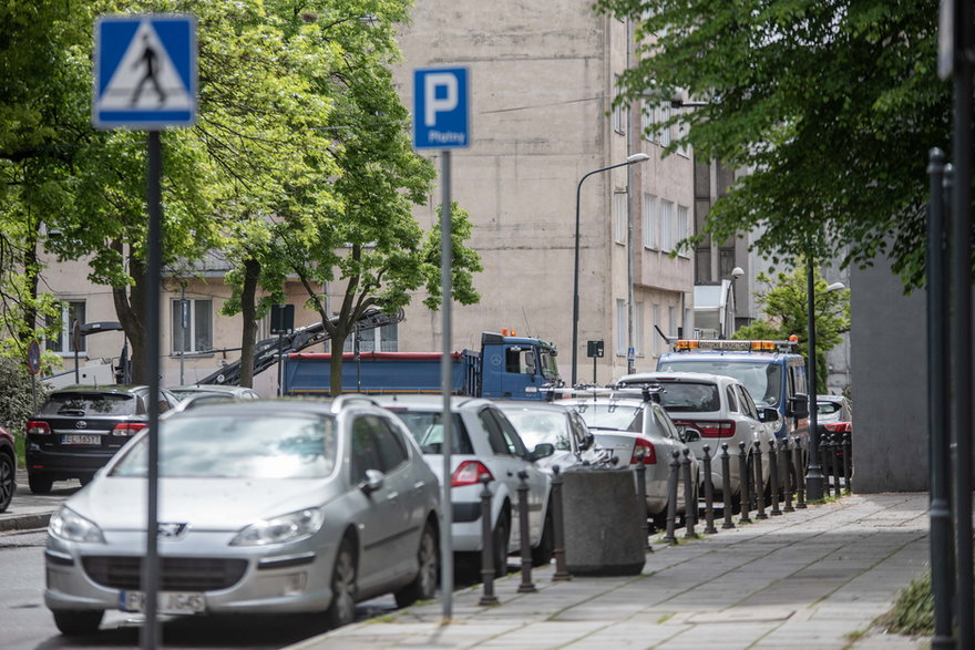 Miejsca, gdzie brakuje miejsc parkingowych - okolice Urzędu Miasta