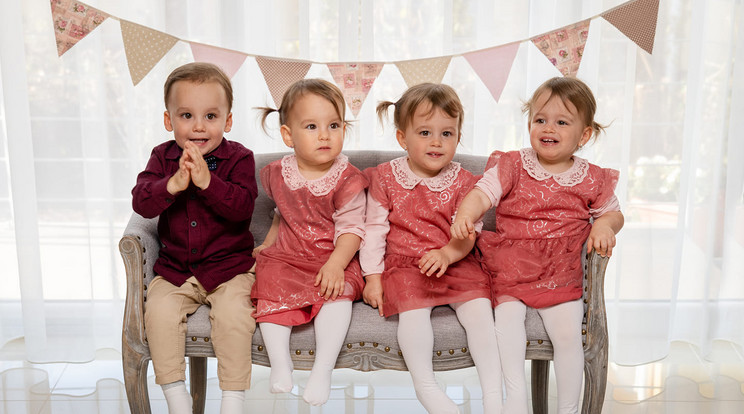 Istvánnal (balról), Boglárkával, Flórával és Jázminnal
sokkal könnyebben boldogulnak a szülők, István és Beáta, mint a születésük utáni hónapokban 