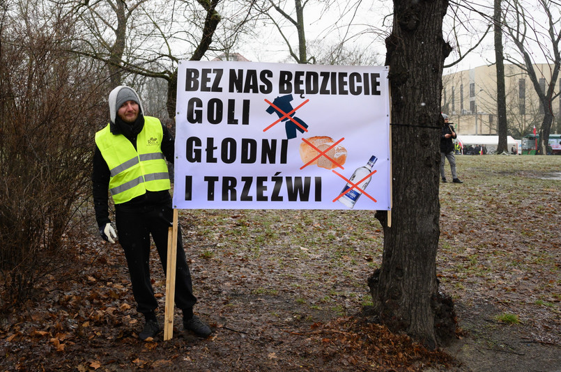 Protest rolników przed Wielkopolskim Urzędem Wojewódzkim w Poznaniu
